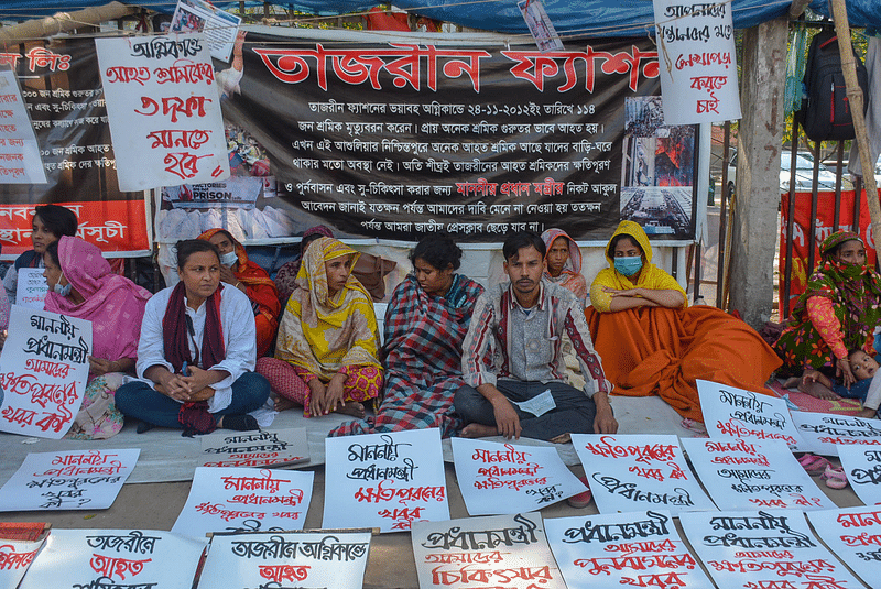 চিকিৎসা ব্যয় ও পুনর্বাসনের দাবিতে আন্দোলনরত তাজরীন ফ্যাশনসের আহত শ্রমিকদের একাংশ। গত মঙ্গলবার জাতীয় প্রেসক্লাবের সামনের ফুটপাতে