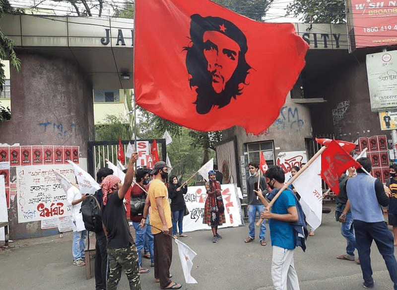 ভারতের পশ্চিমবঙ্গের যাদবপুর বিশ্ববিদ্যালয়ের ছাত্ররাও কৃষকদের আন্দোলন সমর্থন করে পথে নেমেছেন।