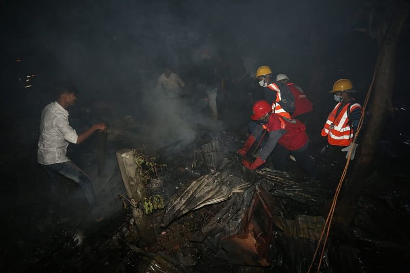 রাজধানীর সাততলা বস্তিতে সোমবার রাত পৌনে ১২টার দিকে আগুন লাগে। ঢাকা, ২৪ নভেম্বর