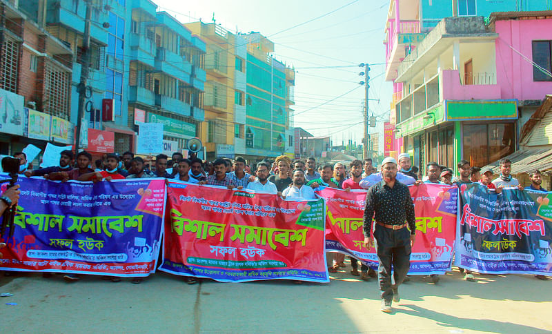 করোনায় চরম আর্থিক সংকট থেকে বাঁচার দাবিতে সিলেটের জাফলংয়ে ইসিএর বাইরে পাথর উত্তোলনের দাবিতে মিছিল–সমাবেশ। জাফলংয়ের মামার দোকান এলাকায় আজ মঙ্গলবার বিকেলে