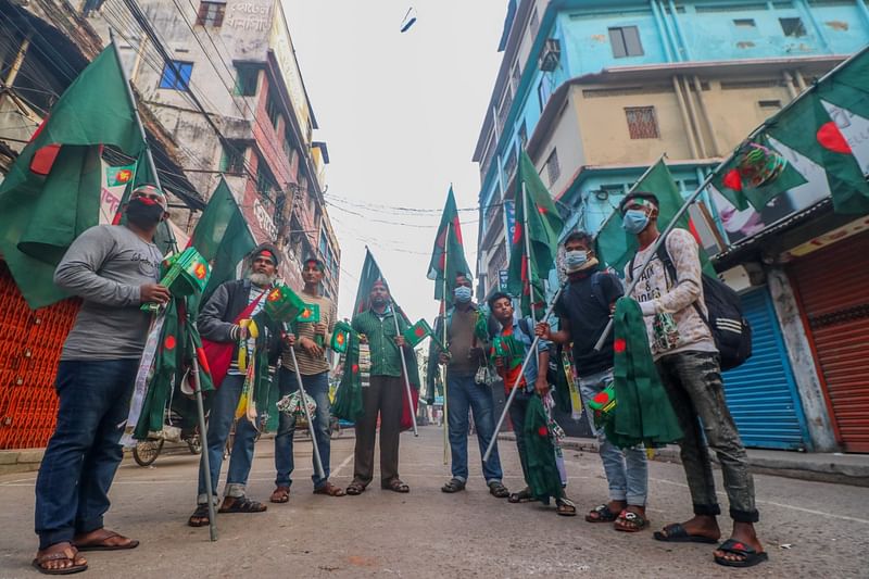 এ শহর নিয়ে থাকবে তাঁদের স্মৃতি আর পরিযায়ী পাখির মতো আসা মানুষদের তৈরি বিজয়ের সেই প্রতীক থাকবে খুলনার কোনো কোনো শিশুর হাতে