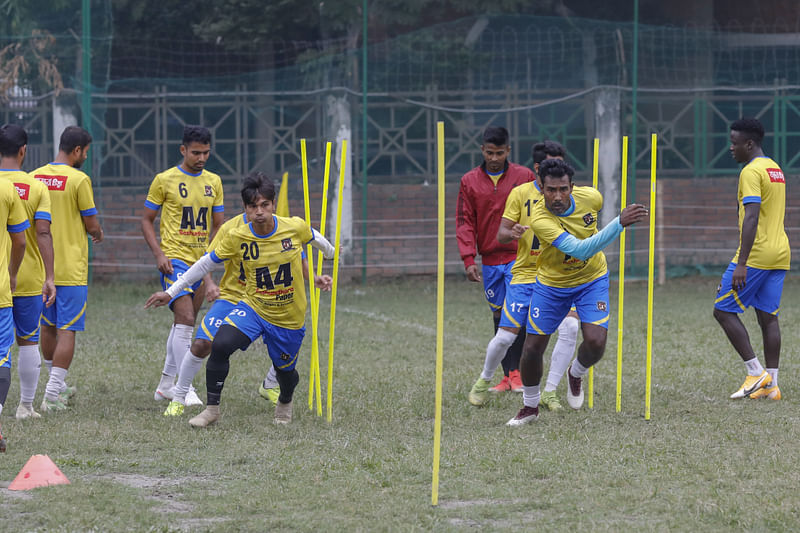 সামনেই নতুন ফুটবল মৌসুম। ফেডারেশন কাপ দিয়ে মাঠে গড়াবে ফুটবল। নিজেদের মাঠে শেষ সময়ে প্রস্তুতিতে শেখ জামাল ধানমন্ডি ক্লাব