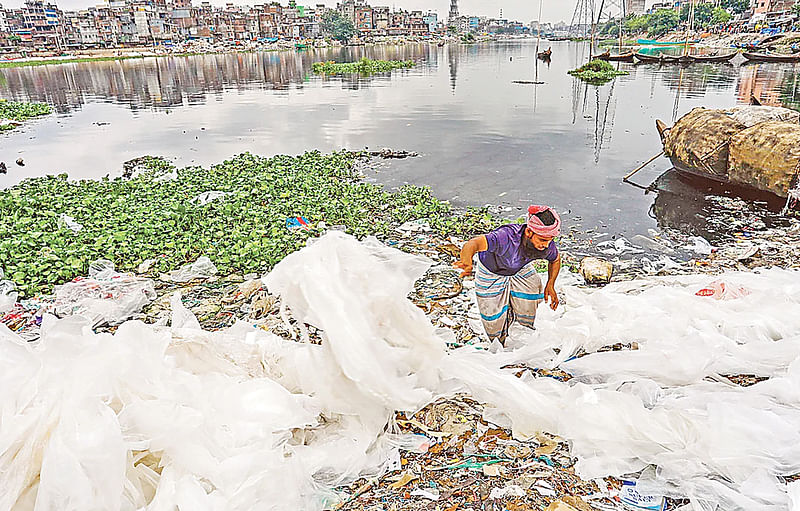 নানা রকমের বর্জ্যের কারণে বুড়িগঙ্গার পানি এমনিতেই দূষিত। এর মধ্যে প্রতিদিন ধোয়া হচ্ছে নোংরা প্লাস্টিক ও পলিথিন। এতে আরও দূষিত হচ্ছে নদী। সম্প্রতি কামরাঙ্গীরচর এলাকায়