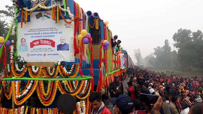 দীর্ঘ ৫৫ বছর পর চিলাহাটি-হলদিবাড়ী রেল যোগাযোগ পুনরায় চালু হলো আজ। এ রেলপথের উদ্বোধন উপলক্ষে ভারতীয় ওয়াগন ও বাংলাদেশি রেলইঞ্জিন নিয়ে সাজানো একটি ট্রেন চিলাহাটি থেকে হলদিবাড়ী যায়। আজ বৃহস্পতিবার দুপুরে চিলাহাটি রেলস্টেশনে