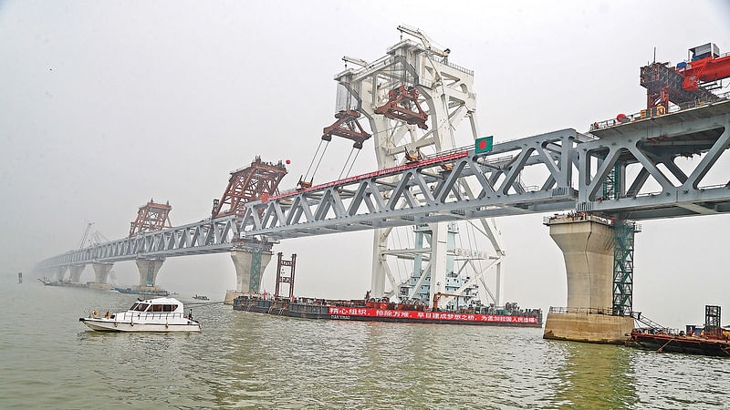 সর্বশেষ স্প্যান স্থাপনের মধ্য দিয়ে দুপুরের আলোয় চোখের সামনে ধরা দিল দেশের দীর্ঘতম ৬.১৫ কিলোমিটারের পদ্মা সেতুর পুরো কাঠামো। বিজয়ের মাসে স্বপ্ন পূরণ হলো দক্ষিণ ও দক্ষিণ–পশ্চিমাঞ্চলের ২৯ জেলাসহ সারা দেশের মানুষের