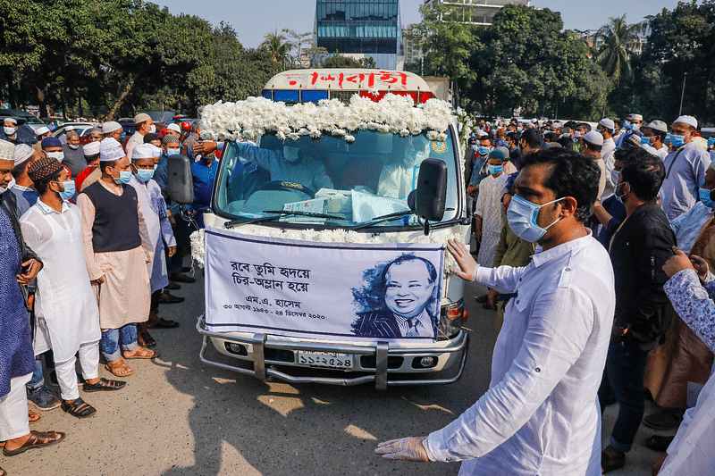 রাজধানীর গুলশান আজাদ মসজিদে পারটেক্স গ্রুপের প্রতিষ্ঠাতা চেয়ারম্যান এম এ হাসেমের জানাজা অনুষ্ঠিত হয়