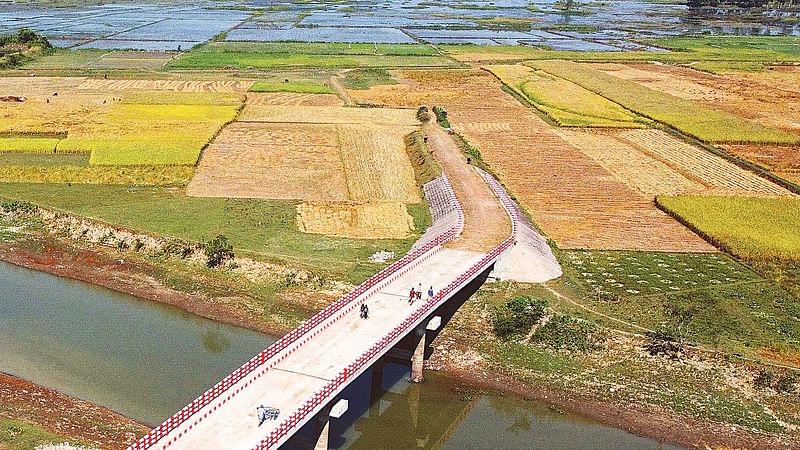 সুনামগঞ্জের ছাতক উপজেলার ভাদগাঁওয়ে চেলার খালের ওপর নতুন সেতু নির্মিত হয়েছে। কিন্তু সেতু থেকে নামলে চোখে পড়ে শুধু চাষিদের আবাদ করার মাঠ। সেতুর সঙ্গে নেই কোনো সড়ক ও অন্যান্য অবকাঠামোর চিহ্ন। সম্প্রতি ভাদগাঁওয়ের আনুজানি গ্রামে