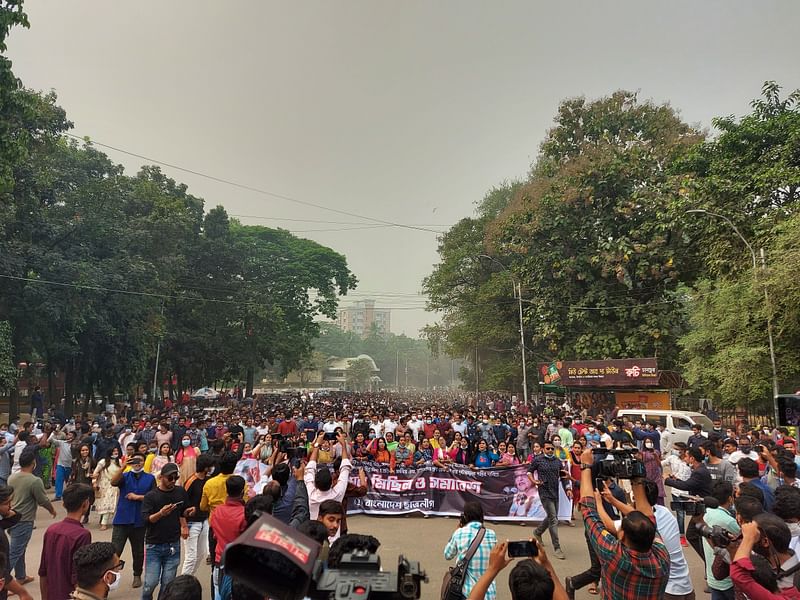 কুষ্টিয়ায় জাতির পিতা বঙ্গবন্ধু শেখ মুজিবুর রহমানের ভাস্কর্য ভাঙচুরের প্রতিবাদে এবং জড়িত ব্যক্তিদের দ্রুত গ্রেপ্তার করে দৃষ্টান্তমূলক শাস্তির দাবিতে বিক্ষোভ সমাবেশ করে ছাত্রলীগ। আজ বিকেলে ঢাকা বিশ্ববিদ্যালয় ক্যাম্পাসে