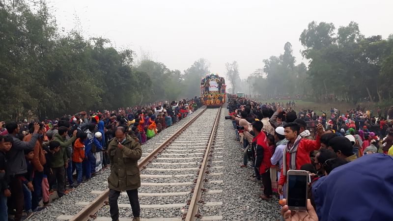 দীর্ঘ ৫৫ বছর পর চিলাহাটি-হলদিবাড়ী রেল যোগাযোগ পুনরায় চালু হয় গত বছর ১৭ ডিসেম্বর। এ রেলপথের উদ্বোধন উপলক্ষে ভারতীয় ওয়াগন ও বাংলাদেশি রেলইঞ্জিন নিয়ে সাজানো একটি ট্রেন চিলাহাটি থেকে হলদিবাড়ী যায়। ২৬ মার্চ স্বাধীনতার সুবর্ণজয়ন্তীর দিন এ রুটে চালু হবে যাত্রীবাহী ট্রেন