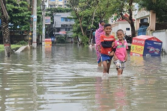 অপরকিল্পত নগরায়ণের ফলে চট্টগ্রামে সামান্য বৃষ্টিতেই জলাবদ্ধতা সৃষ্টি হয়