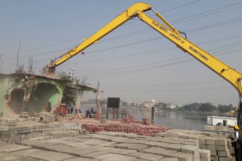 বুড়িগঙ্গা নদীর তীরে গড়ে তোলা অবৈধ স্থাপনা উচ্ছেদ করছে বিআইডব্লিউটিএ। রোববার কেরানীগঞ্জের মধ্যেরচর খেয়াঘাট এলাকায়