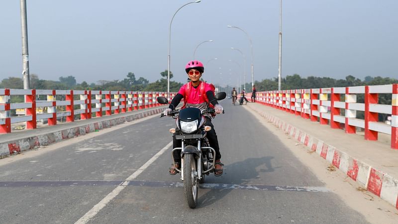 নিজের বাইক চালিয়ে রজনী পৌঁছে দেন খাবার