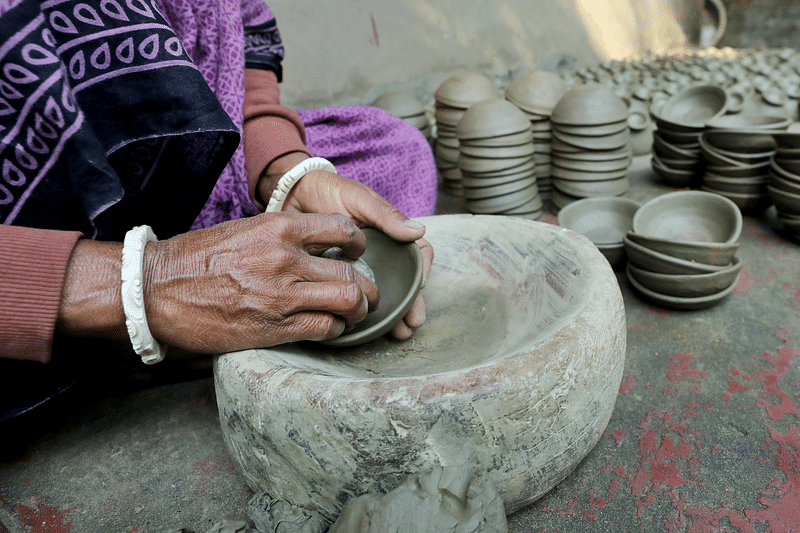 কাঠের তৈরি মাস্তুল দিয়ে সোজা করা হয় এসব জিনিস