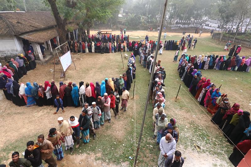 কেন্দ্রে ভোটার উপস্থিতি ভালো থাকলেও ছিল না স্বাস্থ্যবিধি। গা ঘেঁষাঘেঁষি করে লাইনে দাঁড়ান ভোটারেরা। অনেকের মুখেও ছিল না মাস্ক। শনিবার সকালে গোলাপগঞ্জ পৌর শহরের ঘোগারকুল সরকারি প্রাথমিক বিদ্যালয় ভোটকেন্দ্রে