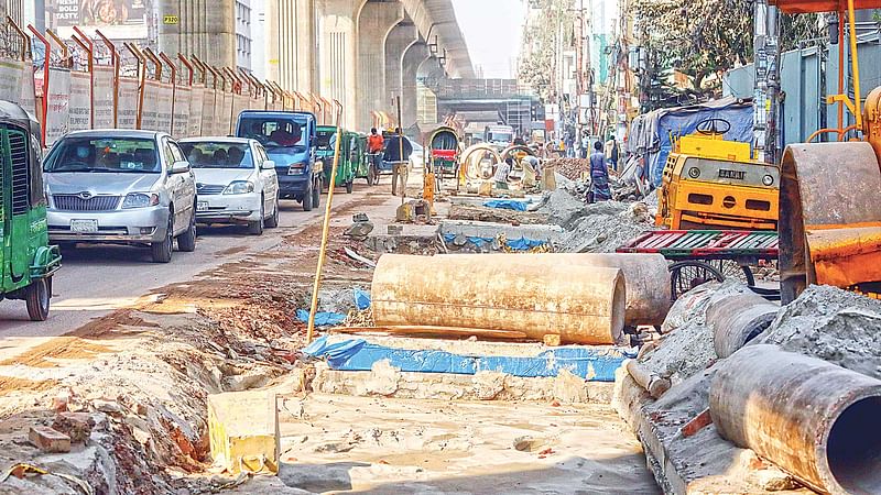 জনগণের ভোগান্তি কমাতে ‘ঢাকা মহানগরীর সড়ক খনন নীতিমালা-২০১৯’ করা হয়েছে। কিন্তু  খোঁড়াখুঁড়ি চলছে নীতিমালা না মেনেই। গত শনিবার রাজধানীর শেওড়াপাড়ায়।