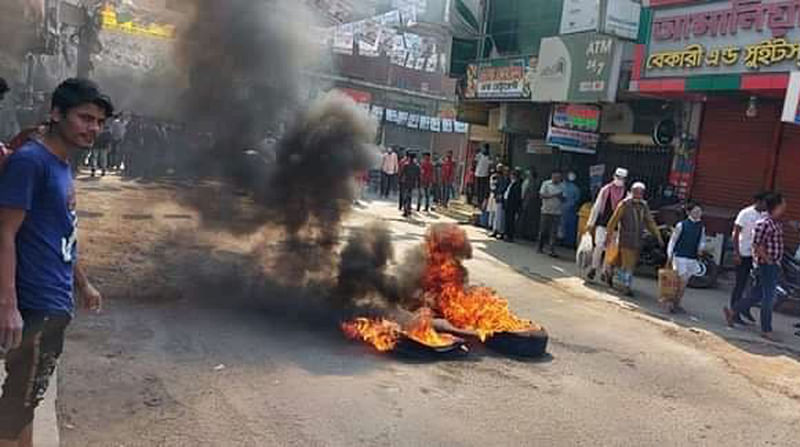 নোয়াখালীর কোম্পানীগঞ্জ উপজেলা সদরের বসুরহাট পৌরসভায় সুষ্ঠু নির্বাচনের দাবিতে সড়কে টায়ার জ্বালিয়ে বিক্ষোভ। রোববার দুপুরে বসুরহাট জিরো পয়েন্ট এলাকায়