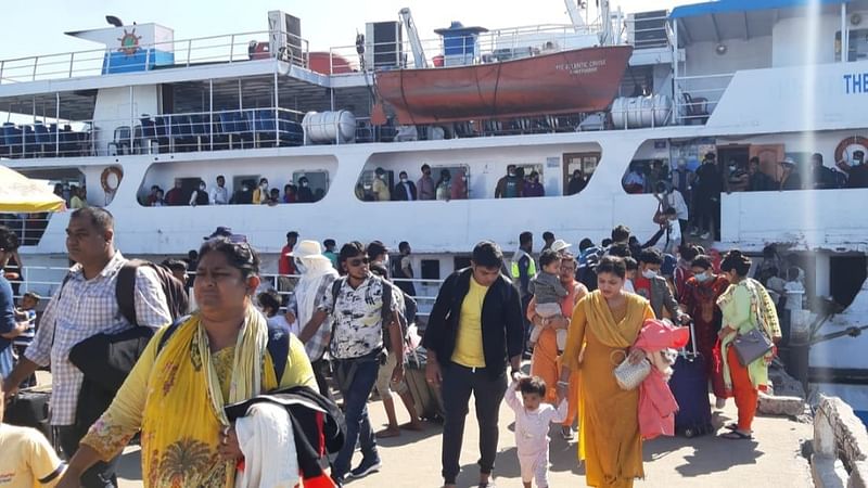 এই মহামারির মধ্যে সেন্ট মার্টিনে আসা পর্যটকেরা ন্যূনতম স্বাস্থ্যবিধিও মানছেন না। সেন্ট মার্টিন জেটিঘাটে গতকাল দুপুরে