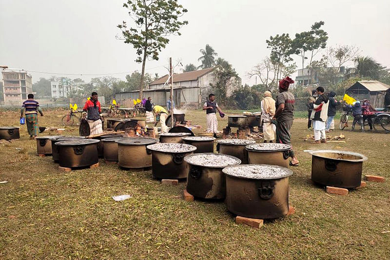 ভোটারদের জন্য রান্না হচ্ছে বিরিয়ানি। শনিবার সকালে কুষ্টিয়া পৌরসভার ১৩ নম্বর ওয়ার্ডের বারখাদা বালক সরকারি প্রাথমিক বিদ্যালয়ের পাশে।