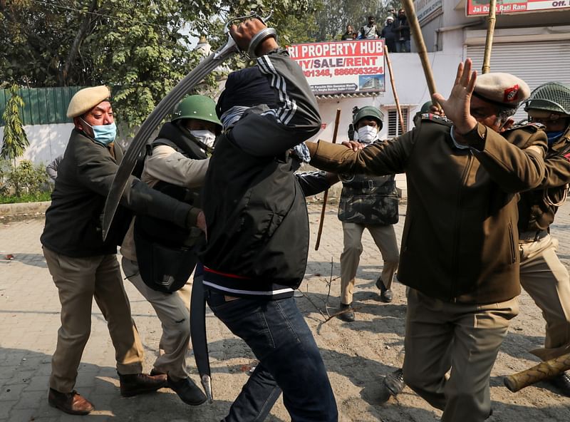 ভারতে আন্দোলনরত কৃষক এবং আন্দোলনের বিরোধিতাকারীরা সংঘর্ষে জড়িয়ে পড়েন। এ সময় এক পুলিশ সদস্যকে তলোয়ার দিয়ে আঘাত করতে উদ্যত হন এক ব্যক্তি। আজ শুক্রবার দিল্লির সিংঘু সীমান্তের কাছে।