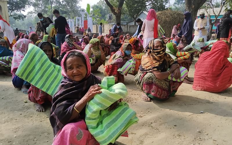 প্রথম আলো ট্রাস্টের দেওয়া কম্বল পেলেন দুই শতাধিক শীতার্ত নারী–পুরুষ। আজ বৃহস্পতিবার সকালে জামালপুর সদর উপজেলার পলাশগড় সরকারি প্রাথমিক বিদ্যালয় মাঠে