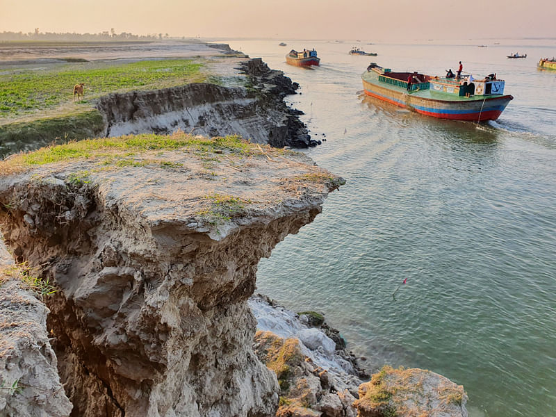 রাজবাড়ীর গোয়ালন্দে অসময়ে পদ্মার ভাঙন অব্যাহত রয়েছে। ইতিমধ্যে নদীপাড়ের বহু জমি বিলীন হয়েছে। অনেকে সরে গেছেন নিরাপদ স্থানে। গত রোববার বিকেলে দৌলতদিয়া ১ নম্বর ব্যাপারীপাড়ায়