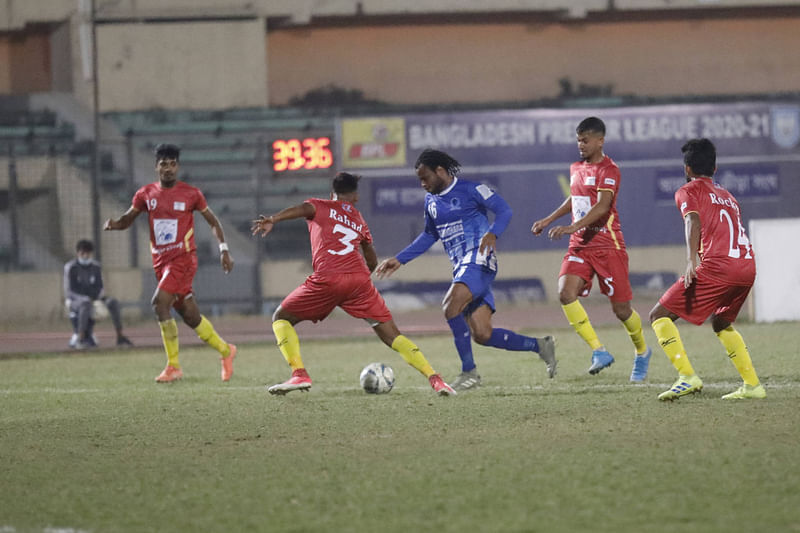 প্রিমিয়ার লিগে আরামবাগের বিপক্ষে ৪-০ গোলের জয়ের এই ম্যাচে হ্যাটট্রিক করেছিলেন ওবি মনেকে (নীল জার্সি)। এই ম্যাচ ঘিরেও আছে বেটিংয়ের অভিযোগ।