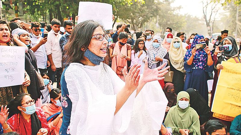 সময়মতো পরীক্ষা অনুষ্ঠানের দাবিতে শিক্ষার্থীরা রাস্তা অবরোধ করে বিক্ষোভ করেন