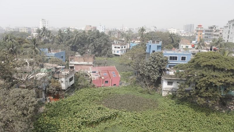 ঢাকার কেরানীগঞ্জের পূর্ব চরাইল খেলার মাঠ-সংলগ্ন এলাকায় একটি তিনতলা ভবন উল্টে পড়ে। ভবনটির আশপাশের বাড়িগুলোও আছে ঝুঁকিতে