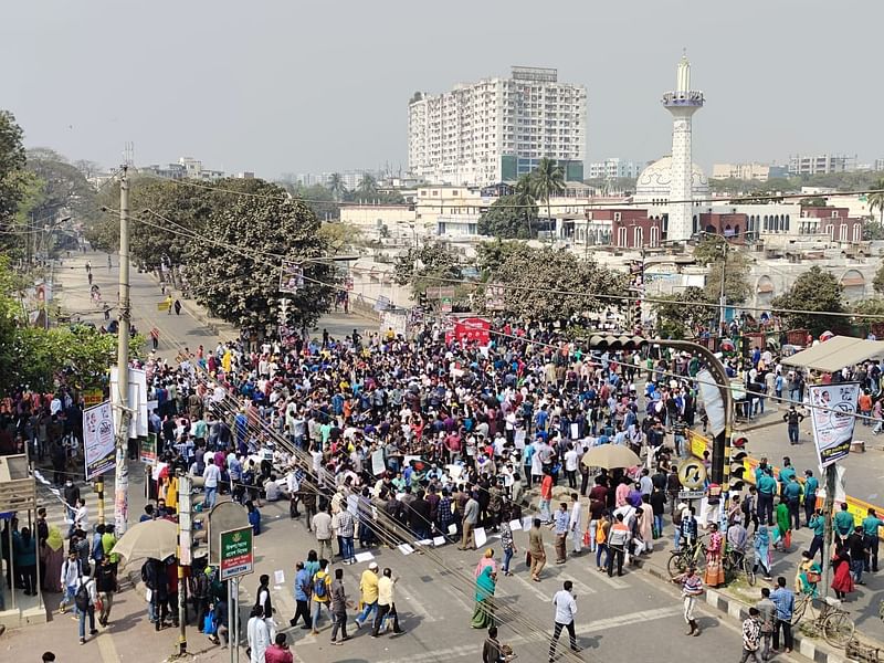 ঢাকা বিশ্ববিদ্যালয়ের অধিভুক্ত সাতটি বড় সরকারি কলেজের পরীক্ষা স্থগিত করার প্রতিবাদে রাজধানীর নীলক্ষেত মোড় দ্বিতীয় দিনের মতো অবরোধ করে বিক্ষোভ করছেন শিক্ষার্থীরা।