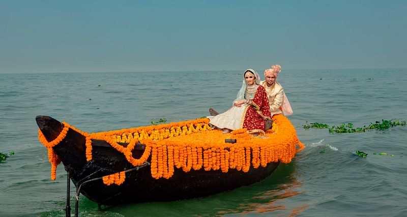 এই প্রথম চাঁদপুরের পদ্মা, মেঘনা, ডাকাতিয়া তিন নদীর মিলনস্থলে বর-কনে ব্যতিক্রম ফটোসেশন করেছে। নদীতে নৌকা সাজিয়ে বিয়ের স্মৃতি ধরে রাখতে ব্যস্ত থাকতে দেখা যায় বর ও কনেকে। সম্প্রতি তোলা