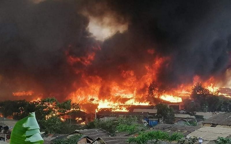 উখিয়ার বালুখালী রোহিঙ্গা শরণার্থী শিবিরে ভয়াবহ আগুন লাগার পর দাউ দাউ করে আগুন জ্বলছে। আজ সোমবার বিকেলে