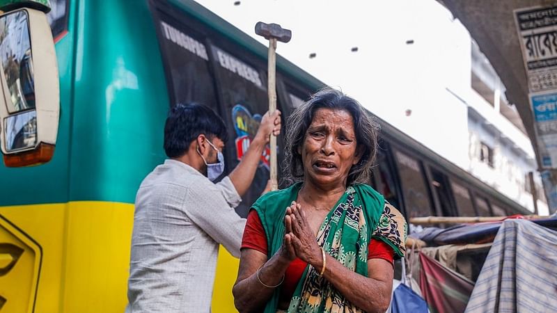 মেয়র হানিফ ফ্লাইওভারের নিচের সড়ক বিভাজকে থাকেন সিটি করপোরেশনের পরিচ্ছন্নতাকর্মী নূরজাহান বেগম। উচ্ছেদ অভিযানে তাঁর অস্থায়ী ঘর ভাঙার সময় তিনি নির্বাহী ম্যাজিস্ট্রেটের কাছে ঘর না ভাঙার অনুরোধ করেন। ফুলবাড়িয়া এলাকা, ২ মার্চ