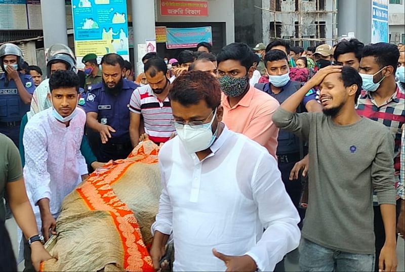 বগুড়ায় নিহত ছাত্রলীগ নেতা তাকবীর ইসলাম খানের মরদেহ মর্গে নিচ্ছেন বন্ধু–স্বজনেরা। গতকাল মঙ্গলবার বিকেলে বগুড়ার শহীদ জিয়াউর রহমান মেডিকেল কলেজ হাসপাতালে