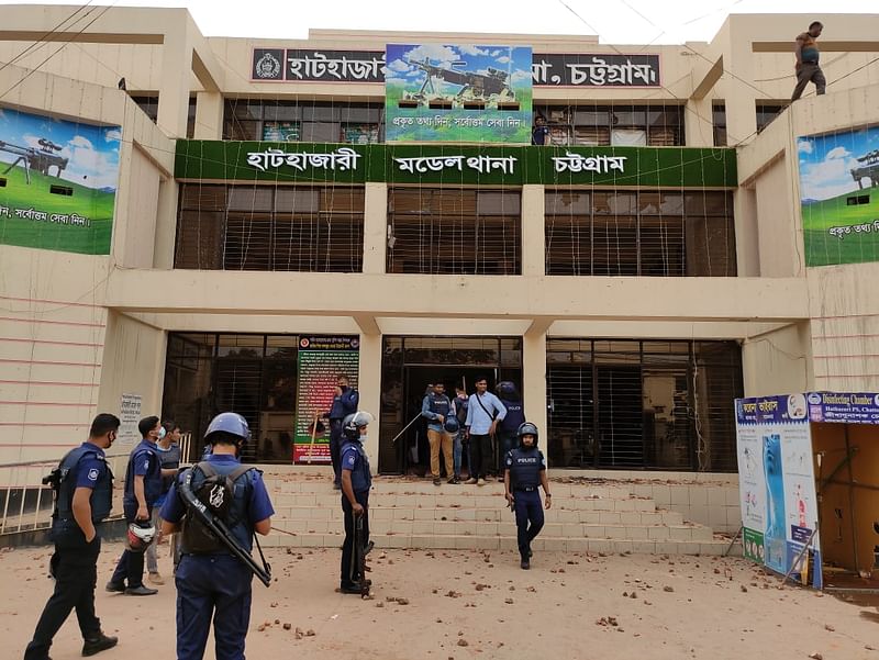 মিছিলকারীরা হাটহাজারী থানায় ইটপাটকেল নিক্ষেপ করে