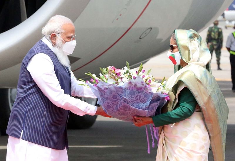 নরেন্দ্র মোদি গতকাল শুক্রবার ঢাকায় পৌঁছলে তাকে উষ্ণ অভ্যর্থনা জানান প্রধানমন্ত্রী শেখ হাসিনা