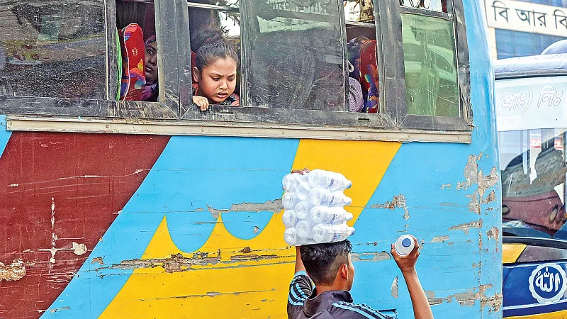 বাসের জানালার পাশের আসনে বসা তৃষ্ণার্ত শিশুটি কাতর দৃষ্টিতে তাকিয়ে আছে পথে পানি বিক্রেতার দিকে। ঢাকার কাজী নজরুল ইসলাম অ্যাভিনিউয়ে