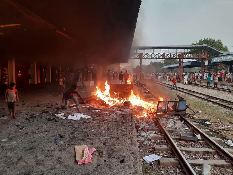 ভারতের প্রধানমন্ত্রী নরেন্দ্র মোদির বাংলাদেশ সফর ও হাটহাজারীতে মাদ্রাসার ছাত্রদের ওপর হামলার প্রতিবাদে অগ্নিসংযোগ। আজ শুক্রবার বিকেলে ব্রাহ্মণবাড়িয়া রেলস্টেশনে