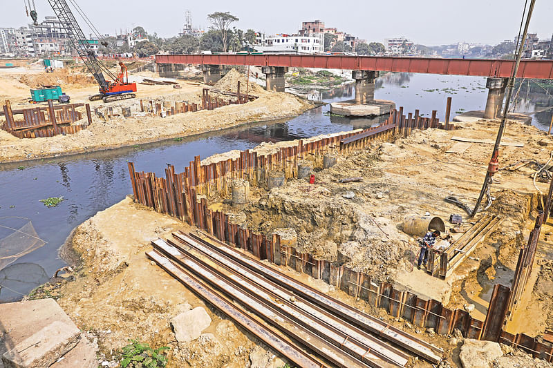 পুরোনো রেলসেতুর পাশেই নির্মাণের কাজ চলছে নতুন সেতুটির। নতুন সেতুটির যে উচ্চতা ধরা হয়েছে, তার নিচ দিয়েও বর্ষায় নৌযান চলাচল করতে পারবে না। সম্প্রতি রাজধানীর  আবদুল্লাহপুর–সংলগ্ন তুরাগ নদে