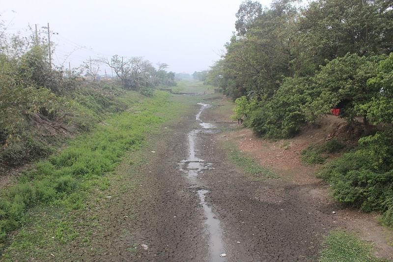 ব্রাহ্মণবাড়িয়ার সরাইলে সেচ প্রকল্পের (সবুজ প্রকল্প) খালে পানি নেই বললেই চলে। ফলে হাজার হাজার কৃষক তাঁদের বোরো চাষ নিয়ে বিপদে রয়েছেন। সম্প্রতি তোলা ছবি