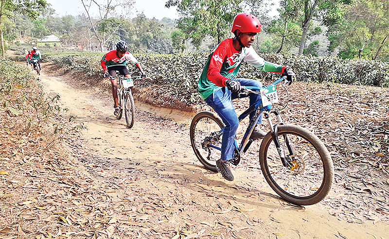 পাহাড়ি পথে সাইকেল দৌড় প্রতিযোগিতা। গতকাল সকালে মৌলভীবাজারে