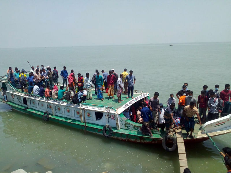 ভোলা-লক্ষ্মীপুর নৌপথে ফেরিতে যাত্রী উঠেতে দিচ্ছে না, অবৈধ ট্রলার-স্পিডবোটে করে চলাচল করছেন যাত্রীরা। আজ শনিবার বেলা ১১টায়