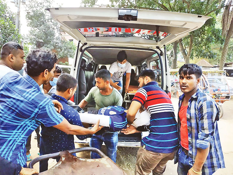 মোটরসাইকেল দুর্ঘটনায় আহত সাকিবকে দালাল চক্রের অ্যাম্বুলেন্সে তুলতে বাধ্য হন তাঁর স্বজনেরা। গত ১৬ অক্টোবর গাজীপুরের তাজউদ্দীন আহমদ মেডিকেলের প্রাঙ্গণ থেকে তোলা।  প্রথম আলো