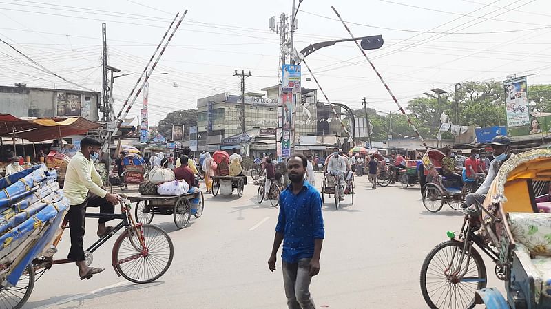 সৈয়দপুরে লকডাউনের বালাই নেই। দোকানপাট খোলা আর দেদারসে চলছে যানবাহন। ছবিটি আজ সোমবার দুপুরে শহীদ. ডা. জিকরুল হক সড়ক (পাঁচমাথা মোড়) থেকে তোলা