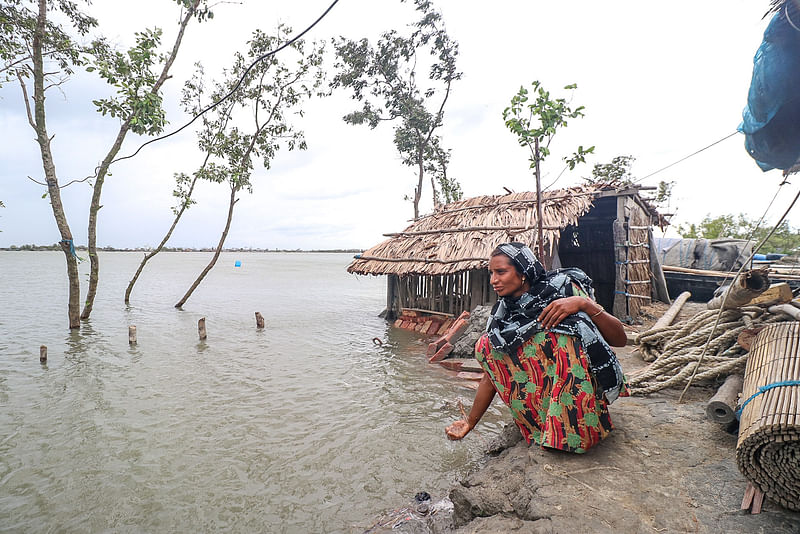 আম্পানের আঘাতে ভেঙে যায় সাহিদা খাঁর বসতবাড়ি। তারপর থেকে বাঁধের উপর ঘর বেঁধে বসবাস। এখন ঘূর্ণিঝড়  ইয়াসের প্রভাবে কপোতাক্ষ নদে ফুঁসছে জোয়ারের পানি। শেষ আশ্রয়টুকুও হারাতে হবে এমন আশঙ্কা সাহিদার। কয়রা উপজেলার লোকায়, ২৫ মে দুপুরে