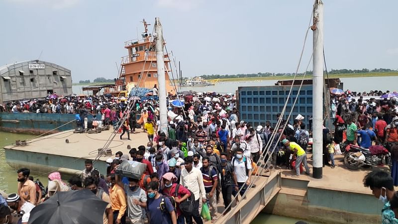 মুন্সিগঞ্জের শিমুলিয়া থেকে অন্তত দুই হাজার যাত্রী নিয়ে মাদারীপুরের বাংলাবাজার ঘাটে নোঙর করে ডাম্ব ফেরি রাণীগঞ্জ। ছবি: অজয় কুন্ডু