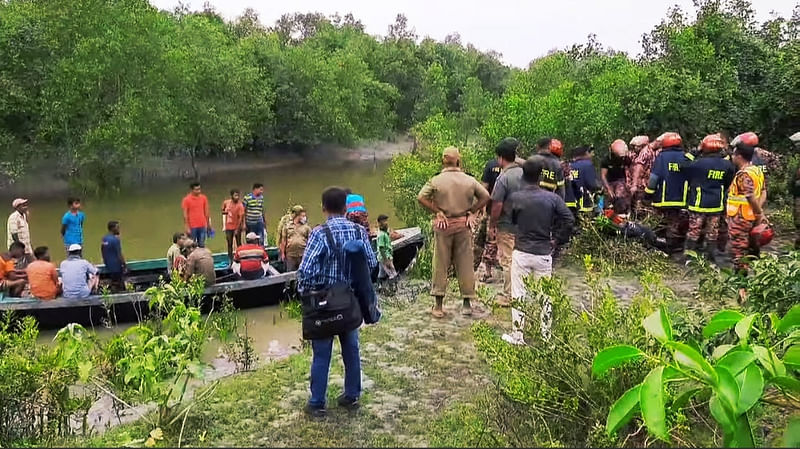 মঙ্গলবার সকাল থেকে আগুন নিয়ন্ত্রণে ফের কাজ শুরু করেছে বন ফায়ার সার্ভিস, বন বিভাগ ও স্থানীয়রা। সুন্দরবনের মরা ভোলা নদী তীর, শরণখোলা উপজেলা, বাগেরহাট