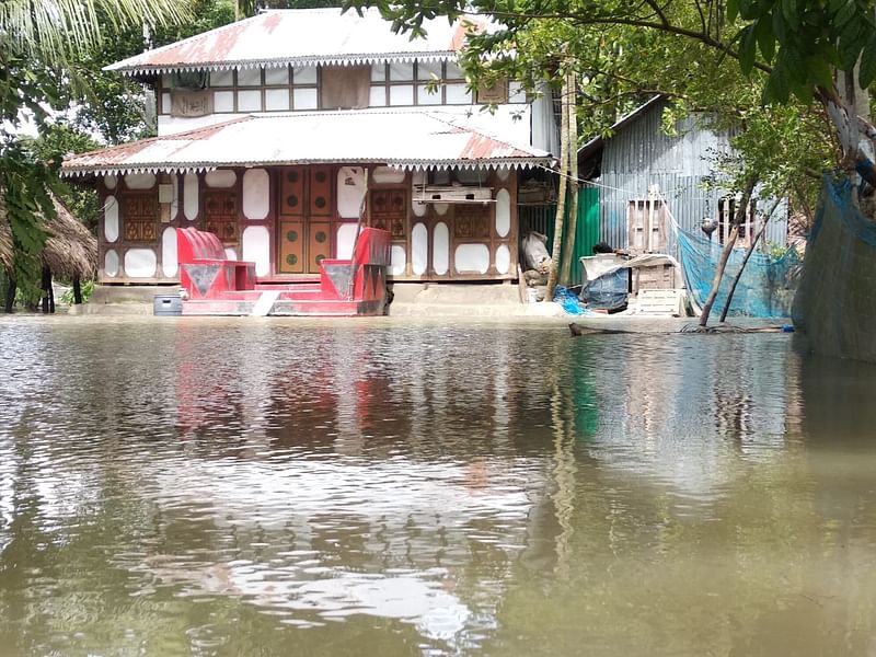 ঘূর্ণিঝড় ইয়াসের প্রভাবে ভোলার ভোলার চরফ্যাশন উপজেলার নিম্নাঞ্চল প্লাবিত হয়েছে। আজ মঙ্গলবার সকালে চরফ্যাশন উপজেলার কুকরি-মুকরি ইউনিয়নের হাজিপুর গ্রামে