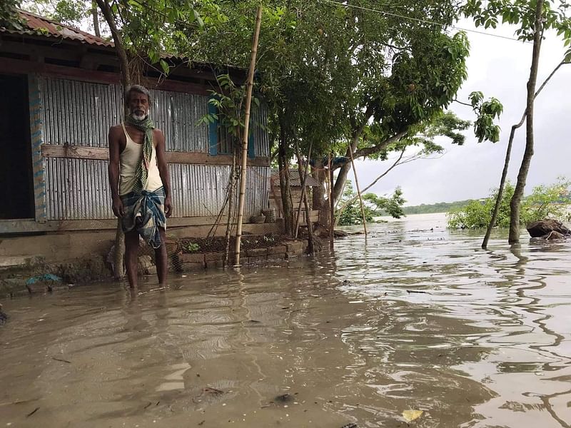 জোয়ারে নদীর পানির উচ্চতা বাড়ায় প্লাবিত হয়েছে বাগেরহাট জেলার বেশ কিছু নিম্নাঞ্চল। লোকালয়ে পানি তো ঢুকেছেই, পানি আরেকটু বাড়লে ঘরেও ঢুকে পড়বে। মঙ্গলবার দুপুরে মোরেলগঞ্জ উপজেলার সানকিভাঙ্গা গ্রামে