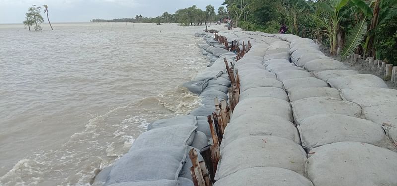 বরগুনার পাথরঘাটা উপজেলার পদ্মা বেড়িবাঁধের সংস্কারকৃত অংশ দিয়েও জোয়ারের পানি উপচে পড়ছে। ভেতর দিয়ে চুপসে লোকালয়ে ঢুকছে পানি। এতে যেকোনো সময় বিলীন হয়ে যেতে পারে বাঁধটি। মঙ্গলবার দুপুরে