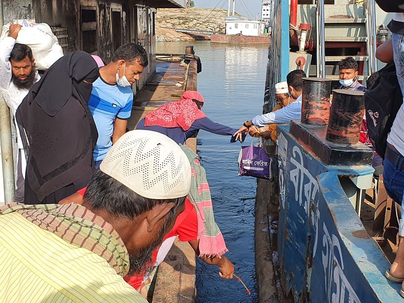 ঘাটে এসে ফেরি ছেড়ে দেওয়ার সময় হলে যাত্রীরা এভাবেই ঝুঁকি নিয়ে ফেরিতে ওঠেন। আজ শুক্রবার সকালে রাজবাড়ীর দৌলতদিয়ার ৫ নম্বর ঘাটে।